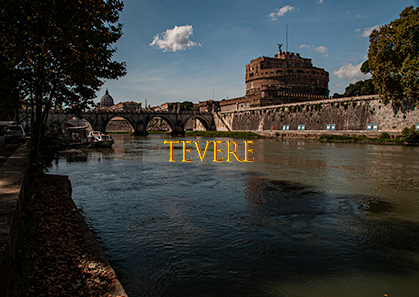 Photos du Tibre qui partage la ville de Rome